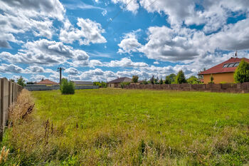 Prodej pozemku 1845 m², Kožlany