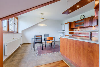 Kuchyň ve 2. NP - Pronájem domu 211 m², Praha 9 - Vinoř