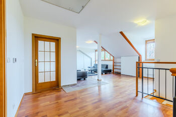 Hala a obývací pokoj ve 2. NP - Pronájem domu 211 m², Praha 9 - Vinoř