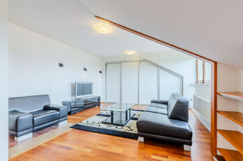 Obývací pokoj ve 2. NP - Pronájem domu 211 m², Praha 9 - Vinoř