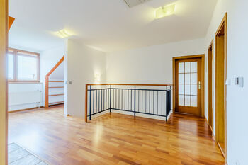 Hala ve 2. NP - Pronájem domu 211 m², Praha 9 - Vinoř