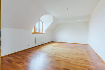 Ložnice ve 2. NP - Pronájem domu 211 m², Praha 9 - Vinoř