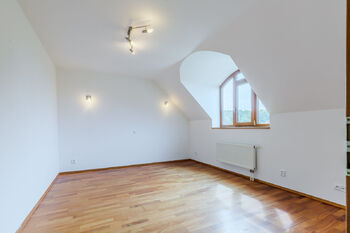 Ložnice ve 2. NP - Pronájem domu 211 m², Praha 9 - Vinoř