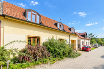 Pohled na dům - Pronájem domu 211 m², Praha 9 - Vinoř