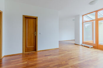 Obývací pokoj v 1. NP - Pronájem domu 211 m², Praha 9 - Vinoř