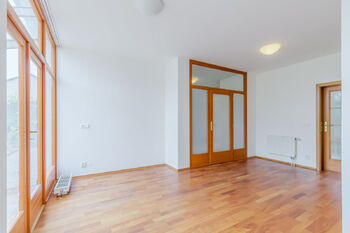 Obývací pokoj v 1. NP - Pronájem domu 211 m², Praha 9 - Vinoř
