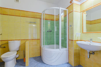 Koupelna v 1. NP - Pronájem domu 211 m², Praha 9 - Vinoř