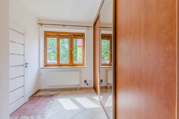 Šatna v 1. NP - Pronájem domu 211 m², Praha 9 - Vinoř