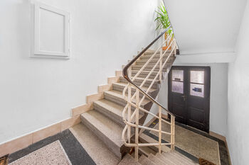 Pohled na vstupní dveře domu - Prodej bytu 2+kk v osobním vlastnictví 42 m², Praha 4 - Podolí