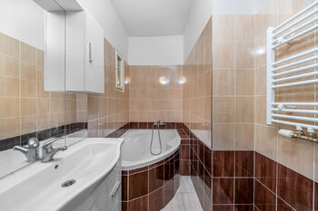 Koupelna bytu  - Prodej bytu 2+kk v osobním vlastnictví 42 m², Praha 4 - Podolí