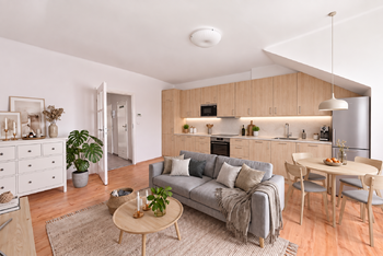 Obývací pokoj s kuchyňskou linkou při současné dispozici - Prodej bytu 2+kk v osobním vlastnictví 42 m², Praha 4 - Podolí