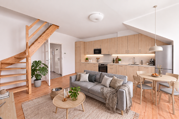 Obývací pokoj s kuchyňskou linkou s možnou půdní vestavbou - Prodej bytu 2+kk v osobním vlastnictví 42 m², Praha 4 - Podolí