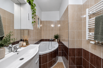 Koupelna bytu s rohovou vanou - Prodej bytu 2+kk v osobním vlastnictví 42 m², Praha 4 - Podolí