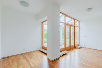 Obývací pokoj - Pronájem bytu 2+kk v osobním vlastnictví 85 m², Praha 9 - Vinoř