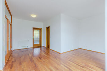 Obývací pokoj  - Pronájem bytu 2+kk v osobním vlastnictví 85 m², Praha 9 - Vinoř