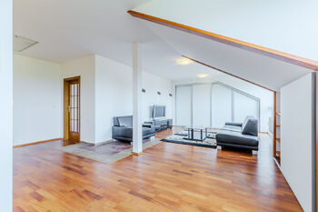 Obývací pokoj  - Pronájem bytu 3+kk v osobním vlastnictví 126 m², Praha 9 - Vinoř