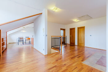 Hala  - Pronájem bytu 3+kk v osobním vlastnictví 126 m², Praha 9 - Vinoř