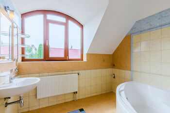 Koupelna - Pronájem bytu 3+kk v osobním vlastnictví 126 m², Praha 9 - Vinoř