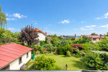 Pohled z okna na zahradu - Pronájem bytu 3+kk v osobním vlastnictví 126 m², Praha 9 - Vinoř