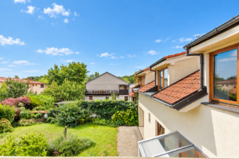 Pohled z okna na zahradu - Pronájem bytu 3+kk v osobním vlastnictví 126 m², Praha 9 - Vinoř