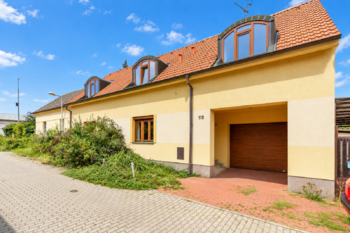 Pohled na dům - Pronájem bytu 3+kk v osobním vlastnictví 126 m², Praha 9 - Vinoř