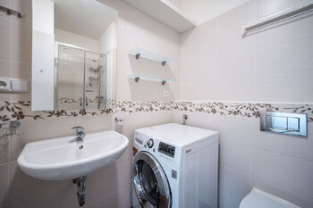 Prodej bytu 1+kk v osobním vlastnictví 29 m², Praha 10 - Horní Měcholupy