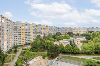 V okolí je spousta zeleně - Pronájem bytu 2+kk v osobním vlastnictví 45 m², Praha 5 - Stodůlky 