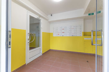 vchod do domu - Pronájem bytu 2+kk v osobním vlastnictví 45 m², Praha 5 - Stodůlky