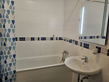 koupelna s vanou - Pronájem bytu 2+kk v osobním vlastnictví 48 m², Praha 5 - Zličín