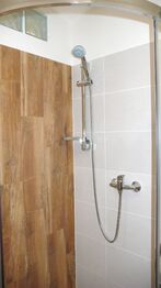 Koupelna - Pronájem bytu 1+1 v osobním vlastnictví 43 m², Kladno