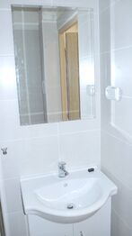 Koupelna - Pronájem bytu 1+1 v osobním vlastnictví 43 m², Kladno