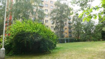 Pohled na dům - Pronájem bytu 1+1 v osobním vlastnictví 43 m², Kladno