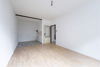 Obývací pokoj s kuchyní  - Prodej bytu 2+kk v družstevním vlastnictví 40 m², Praha 9 - Prosek