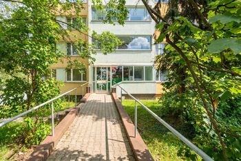 Okolí domu - Prodej bytu 2+kk v družstevním vlastnictví 40 m², Praha 9 - Prosek