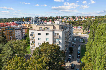 Dostatek zeleně a klid v okolí  - Prodej bytu 3+kk v osobním vlastnictví 70 m², Praha 9 - Vysočany
