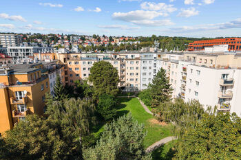 Dostatek zeleně a park kolem domu - Prodej bytu 3+kk v osobním vlastnictví 70 m², Praha 9 - Vysočany