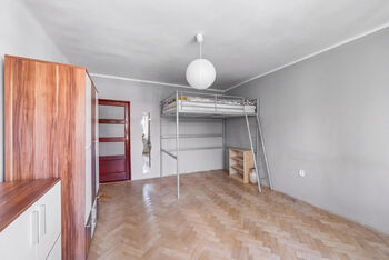 Další velmi prostorná ložnice - Prodej bytu 3+kk v osobním vlastnictví 70 m², Praha 9 - Vysočany
