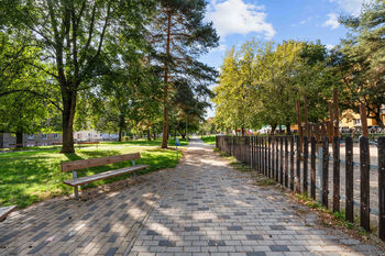 U domu je krásný park a hřiště pro děti - Prodej bytu 3+kk v osobním vlastnictví 70 m², Praha 9 - Vysočany