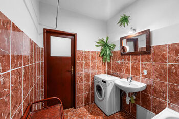 Koupelna - Prodej bytu 3+kk v osobním vlastnictví 70 m², Praha 9 - Vysočany