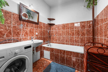 Koupelna s vanou  - Prodej bytu 3+kk v osobním vlastnictví 70 m², Praha 9 - Vysočany
