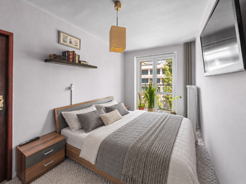 Klidná a moderní ložnice pro chvíle relaxace - Prodej bytu 3+kk v osobním vlastnictví 70 m², Praha 9 - Vysočany