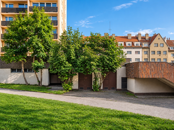Aktuální stav. - Prodej pozemku 260 m², Praha 3 - Strašnice