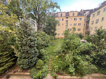 Pohled do vnitrobloku - Prodej bytu 2+kk v osobním vlastnictví 72 m², Praha 6 - Bubeneč