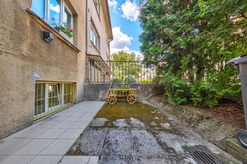 Pohled na okno jednotky ze dvorku - Prodej bytu 2+kk v osobním vlastnictví 38 m², Praha 4 - Podolí