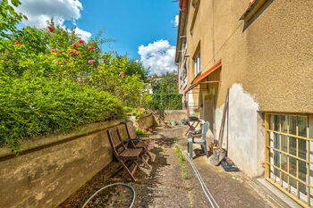Vstup z domu do zahrady - Prodej bytu 2+kk v osobním vlastnictví 38 m², Praha 4 - Podolí
