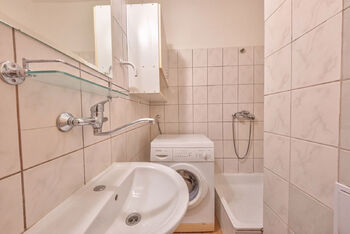 Koupelna jednotky - Prodej bytu 2+kk v osobním vlastnictví 38 m², Praha 4 - Podolí
