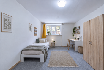 Pokoj směřující do zahrady - Prodej bytu 2+kk v osobním vlastnictví 38 m², Praha 4 - Podolí