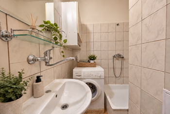 Koupelna se sprchovým koutem - Prodej bytu 2+kk v osobním vlastnictví 38 m², Praha 4 - Podolí