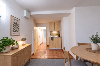 Pohled z dalšího pokoje na vstupní předsíň a malou kuchyňku - Prodej bytu 2+kk v osobním vlastnictví 38 m², Praha 4 - Podolí