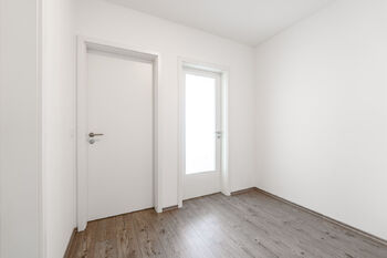 Vstup do pokojů z předsíně - Pronájem bytu 2+kk v osobním vlastnictví 51 m², Kladno